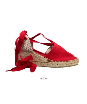 
Toni Pons artikel Valencia rood textiel canvas espadrilles met veter

De espadrilles van Toni Pons worden in Spanje op ambachtelijke wijze met de hand vervaardigd. De touwzool is voorzien van twee dempende binnenzolen en een versterkte zool aan de onderzijde van rubber om slijtage tegen te gaan en voor extra grip. Dankzij de schokabsorberende zool en de duurzame, natuurlijke materialen zit de schoen heerlijk comfortabel, ook bij warm weer.
Materiaal: textiel canvas