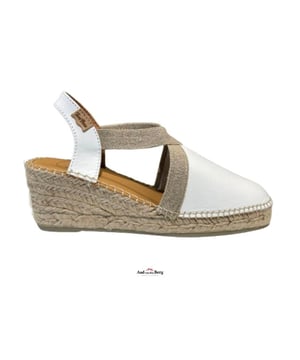 
Toni Pons artikel Tossa wit leer espadrilles

De handgemaakte espadrilles van Toni Pons hebben een gevlochten touwzool, waarin twee dempende zolen zitten verwerkt voor optimaal comfort bij het lopen en een rubberen onderzool om slijtage tegen te gaan. Het geheel wordt door hitte en druk samengeperst tot één uniform geheel. De bovenzijde wordt met de hand op ambachtelijke wijze aan de zool bevestigd. De band tussen de voorzijde en de sling-stijl achterzijde is elastisch om te zorgen voor een perfecte instap en pasvorm.
Materiaal: gladleer