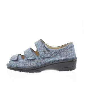 
Finn Comfort dames klittenband sandaal, model Ischia uit de LadyLine, met een gesloten hiel en dichte flanken voor een stevige aansluiting rondom de hele voet. Blauw nubuck leer met een patroon en een metallic finish. Valt als een wijdte H, geschikt voor de normale tot bredere voet. Uitneembaar ecologisch en anatomisch gevormde voetbed. Fijne sandaal om de achillespees mee te ontlasten en een gevalgiseerde voetstand te corrigeren. De Ischia sandalen vallen een halve maat kleiner dan normaal.
Hakhoogte 40mm.
Hielheffing 25mm.