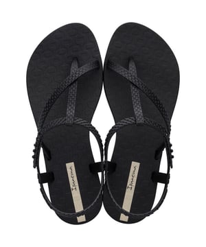 
Ipanema dames slipper Clash Wish zwart

 De slippers van Ipanema biedt ernorm veel comfort en heeft een chique uiterlijk. Het is de Ipanema Clash Wish, met de elegante straps die deze slippers uniek maken. De brede band en het voorgevormde voetbed zorgen ervoor dat jij urenlang heerlijk op deze slippers loopt. De band heeft een metallic afwerking en met het verstelbare bandje kun je de slipper zo afstellen dat hij perfect voor jouw voet is.

 Ipanema dames slipper Clash Wish

 Deze dames slippers  zijn gemaakt van siliconn. Dit biedt extra stevigheid tijdens het lopen en biedt daarnaast ook veel draagcomfort tijdens het lopen.  

 Handig om te weten: Materiaal: Siliconen