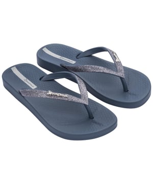 
Ipanema slippers Anatomic Lolita blauw dames

 De Ipanema Anatomie Lolita slippers voor dames zijn de perfecte keuze voor een stijlvolle en comfortabele zomer. Gemaakt van hoogwaardig kunststof, bieden deze slippers uitstekende duurzaamheid en flexibiliteit voor dagelijks gebruik. De blauwe kleur geeft de slipper een elegante en neutrale uitstraling die past bij elke outfit. Bovendien heeft de slipper een ergonomisch ontwerp met voorgevormde zolen en demping, wat zorgt voor een perfecte pasvorm en ultiem comfort.

 Ipanema slippers dames

 De Ipanema Anatomie Lolita slippers bieden ook uitstekende ondersteuning voor de voeten van dames, dankzij het zachte en ergonomische voetbed. De slippers zijn bovendien gemakkelijk aan en uit te trekken, wat ze ideaal maakt voor een snelle outfitwissel. De sierlijke bandjes met een bloemmotief geven de slippers een vrouwelijke uitstraling, waardoor ze perfect zijn voor een zomerse dag aan het