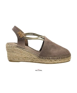 
Toni Pons artikel Tremp taupe suède espadrilles

De espadrilles van Toni Pons kenmerken zich allemaal door stijl en een gedurfd design. Door de toevoeging van de elastische band wordt het aantrekken van de schoen makkelijker en de pasvorm is daardoor beter. Door de verschillende zolen aan de boven- en onderkant van de touwzool wordt de schoen veel steviger en loopt hij beter. Deze aanpassingen verbeteren allemaal het algehele zorgeloze gevoel van de schoen.
Materiaal: suede
Zool: rubber zool