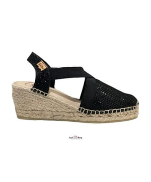 
Toni Pons artikel Triton zwart textiel canvas espadrilles

De handgemaakte espadrilles van Toni Pons hebben een gevlochten touwzool, waarin twee dempende zolen zitten verwerkt voor optimaal comfort bij het lopen en een rubberen onderzool om slijtage tegen te gaan. Het geheel wordt door hitte en druk samengeperst tot één uniform geheel. De bovenzijde wordt met de hand op ambachtelijke wijze aan de jute zool bevestigd. De band tussen de voorzijde en de sling-stijl achterzijde is elastisch om te zorgen voor een perfecte instap en pasvorm.
Materiaal: textiel canvas
Zool: rubber zool
Voering: textiel