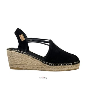 
Toni Pons artikel Tremp zwart suède espadrilles

De espadrilles van Toni Pons kenmerken zich allemaal door stijl en een gedurfd design. Door de toevoeging van de elastische band wordt het aantrekken van de schoen makkelijker en de pasvorm is daardoor beter. Door de verschillende zolen aan de boven- en onderkant van de touwzool wordt de schoen veel steviger en loopt hij beter. Deze aanpassingen verbeteren allemaal het algehele zorgeloze gevoel van de schoen.
Materiaal: suede
Zool: rubber zool