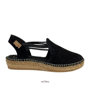 
Toni Pons artikel Nuria zwarte espadrilles

De espadrille van Toni Pons heeft een gevlochten touwzool. De zool is stevig bevestigd door middel van van druk en hitte. Op deze manier smelten de vezels samen en wordt een uniform geheel gecreëerd. De elastische band verbindt de voorkant met de achterkant van de schoen, dit zorgt voor de perfecte instap en pasvorm. Doordat het suède om de voet loopt is er veel ondersteuning en voelt de schoen natuurlijk aan. De touwzool heeft twee dempende binnenzolen en een versterkte loopzool van rubber om slijtage tegen te gaan en voor extra loopcomfort.
Materiaal: suede
Zool: rubber zool