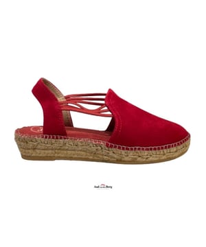 
Toni Pons artikel Nuria rode espadrilles

De espadrille van Toni Pons heeft een gevlochten touwzool. De zool is stevig bevestigd door middel van van druk en hitte. Op deze manier smelten de vezels samen en wordt een uniform geheel gecreëerd. De elastische band verbindt de voorkant met de achterkant van de schoen, dit zorgt voor de perfecte instap en pasvorm. Doordat het suède om de voet loopt is er veel ondersteuning en voelt de schoen natuurlijk aan. De touwzool heeft twee dempende binnenzolen en een versterkte loopzool van rubber om slijtage tegen te gaan en voor extra loopcomfort.
Materiaal: suede
Zool: rubber zool