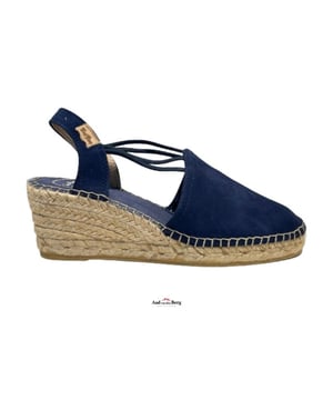
Toni Pons artikel Tremp marine blauwe suède espadrilles

De espadrilles van Toni Pons kenmerken zich allemaal door stijl en een gedurfd design. Door de toevoeging van de elastische band wordt het aantrekken van de schoen makkelijker en de pasvorm is daardoor beter. Door de verschillende zolen aan de boven- en onderkant van de touwzool wordt de schoen veel steviger en loopt hij beter. Deze aanpassingen verbeteren allemaal het algehele zorgeloze gevoel van de schoen.
Materiaal: suede
Zool: rubber zool