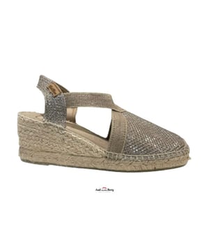 Soms is het tijd om jezelf even te verwennen. Met deze topper van Toni Pons lukt dat zeker. Tijdloos en elegant en een hotitem uit de nieuwste collectie van Toni Pons.
Toni Pons artikel Triton goed textiel canvas espadrilles

De handgemaakte espadrilles van Toni Pons hebben een gevlochten touwzool, waarin twee dempende zolen zitten verwerkt voor optimaal comfort bij het lopen en een rubberen onderzool om slijtage tegen te gaan. Het geheel wordt door hitte en druk samengeperst tot één uniform geheel. De bovenzijde wordt met de hand op ambachtelijke wijze aan de jute zool bevestigd. De band tussen de voorzijde en de sling-stijl achterzijde is elastisch om te zorgen voor een perfecte instap en pasvorm.
Materiaal: textiel canvas
Zool: rubber zool