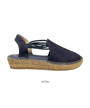 
Toni Pons artikel Nuria marine blauwe espadrilles

De espadrille van Toni Pons heeft een gevlochten touwzool. De zool is stevig bevestigd door middel van van druk en hitte. Op deze manier smelten de vezels samen en wordt een uniform geheel gecreëerd. De elastische band verbindt de voorkant met de achterkant van de schoen, dit zorgt voor de perfecte instap en pasvorm. Doordat het suède om de voet loopt is er veel ondersteuning en voelt de schoen natuurlijk aan. De touwzool heeft twee dempende binnenzolen en een versterkte loopzool van rubber om slijtage tegen te gaan en voor extra loopcomfort.
Materiaal: suede
Zool: rubber zool