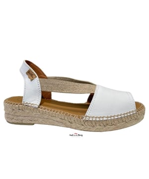 
Toni Pons artikel Etna witte leren espadrille.

De touwzool is stevig samengeperst door middel van van druk en hitte. Op deze manier smelten de vezels samen en wordt een uniform geheel gecreëerd. Het lederen materiaal – in de kleur wit – van de bovenzijde is op authentieke wijze met touw aan de jute zool genaaid. Twee elastische bandjes verbinden de voorkant met de achterkant van de schoen, dit zorgt voor de perfecte instap en pasvorm. De touwzool heeft twee dempende binnenzolen en een versterkte loopzool van rubber om slijtage te voorkomen en het loopcomfort nog eens extra te verhogen.
Materiaal: gladleer
Zool: rubber zool
Voering: leer