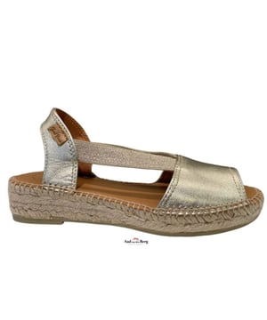 
Toni Pons artikel Etna gouden leren espadrille.

De touwzool is stevig samengeperst door middel van van druk en hitte. Op deze manier smelten de vezels samen en wordt een uniform geheel gecreëerd. Het lederen materiaal – in de kleur goud – van de bovenzijde is op authentieke wijze met touw aan de jute zool genaaid. Twee elastische bandjes verbinden de voorkant met de achterkant van de schoen, dit zorgt voor de perfecte instap en pasvorm. De touwzool heeft twee dempende binnenzolen en een versterkte loopzool van rubber om slijtage te voorkomen en het loopcomfort nog eens extra te verhogen.
Materiaal: metallic
Zool: rubber zool
Voering: leer