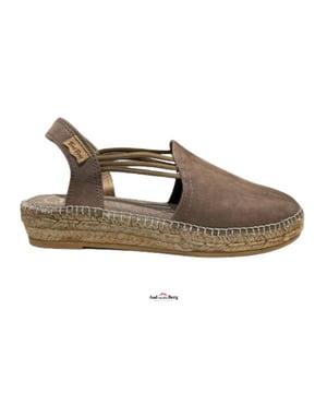 
Toni Pons artikel Nuria taupe espadrilles

De espadrille van Toni Pons heeft een gevlochten touwzool. De zool is stevig bevestigd door middel van van druk en hitte. Op deze manier smelten de vezels samen en wordt een uniform geheel gecreëerd. De elastische band verbindt de voorkant met de achterkant van de schoen, dit zorgt voor de perfecte instap en pasvorm. Doordat het suède om de voet loopt is er veel ondersteuning en voelt de schoen natuurlijk aan. De touwzool heeft twee dempende binnenzolen en een versterkte loopzool van rubber om slijtage tegen te gaan en voor extra loopcomfort.
Materiaal: suede
Zool: rubber zool