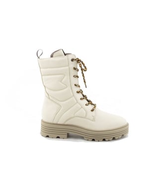 

     Artikel 5496 in kleur Tofu-Versione 01 is een prachtige witte veterschoen, voor dames, van het merk DL-Sport. De zool is van rubber. De voering is leer. De voetwijdte is standaard. Deze veterschoen is voorzien van een uitneembaar voetbed.
    <BR>De schoenen van het merk DL-Sport zijn stijlvol, trendy en uiterst comfortabel. Dit prachtige Italiaanse merk richt zich vooral op sportieve modellen voor de dames die goede pasvorm, kwaliteit en draagcomfort waarderen. De fraaie sneakers worden in Italie geproduceerd in de mooiste materialen en zijn uitgerust met losse zolen, waardoor het dragen van eigen zolen in de schoenen mogelijk is. De schoenen van D-Lussil zijn van binnen en buiten helemaal van leer gemaakt.
    
    