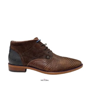 
Rehad Salvador Zig-Zag bruin leren veterlaars

Deze handgemaakte, halfhoge herenschoen in bruin leer is gemaakt met diverse mooie materialen en met oog voor detail. De Salvador Zig Zag schoen valt op door het opvallende leren zigzag patroon op de neus, de zacht suede ziijkant en het bijzondere patroon op de achterkant. De helder blauwe zool en stiksel complementeren de moderne uitstraling van deze klassieke herenschoenen.
Materiaal: materiaal combinatie
Zool: rubber zool
Voering: leer
Schachthoogte: 9