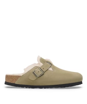 
<p>De BIRKENSTOCK Boston is een tijdloze klassieker die stijl en comfort naadloos combineert. Deze heren instappers in een warme beige tint zijn vervaardigd uit hoogwaardig suède en lamswol, wat zorgt voor een luxe en zachte uitstraling. Het bovenmateriaal van suède, volledig gevoerd met lamsvel, biedt extra warmte en comfort, ideaal voor koelere dagen.</p>
<p>Binnenin vind je een dekzool van lamsvel, die je voeten behaaglijk omsluit en vocht reguleert voor een aangenaam klimaat. Het anatomisch gevormde kurk-latex voetbed ondersteunt de natuurlijke houding van de voet, wat bijdraagt aan langdurig draagcomfort. De lichte en flexibele EVA-zool zorgt voor schokabsorptie en grip, waardoor de schoen ook praktisch is voor dagelijks gebruik.</p>
<p>De BIRKENSTOCK-branding komt subtiel terug in de afwerking, terwijl de individueel verstelbare metalen gesp niet alleen functioneel is, maar ook een stijlvolle touch toevoegt. Fijne details van lamsvel aan de buitenkant geven de schoen een unieke,