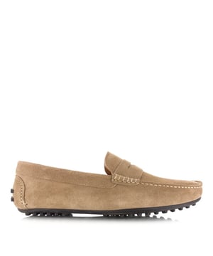 
<p>Stap comfortabel en stijlvol de dag door met de CTWLK Hugo heren loafers. Deze instappers zijn uitgevoerd in een elegante taupe kleur en gemaakt van hoogwaardig suède. De leren voering zorgt voor een aangenaam draagcomfort, terwijl de rubberen zool met noppen profiel zorgt voor optimale grip op verschillende ondergronden.</p>
<p>Met een naad op de wreef voegen de Hugo loafers een subtiel detail toe aan het ontwerp, wat hen een klassieke uitstraling geeft. Deze schoenen zijn perfect voor zowel formele als informele gelegenheden, en bieden een veelzijdige toevoeging aan elke herengarderobe.</p>
<p>Met CTWLK ben je verzekerd van kwaliteit en vakmanschap en de Hugo loafers vormen daarop geen uitzondering. Deze tijdloze schoenen zijn een must-have voor elke moderne man.</p>
<p>"BELGIAN DESIGNED, SPAIN HANDCRAFTED"<br />
Elk paar wordt ontworpen in Antwerpen, België en met de hand gemaakt in gespecialiseerde ateliers, voornamelijk gevestigd in Spanje en Portugal. Op deze manier