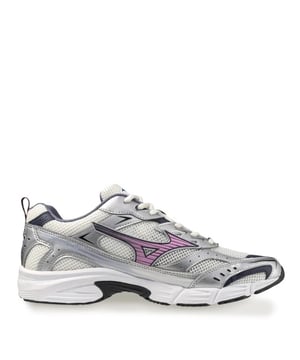
<p>De Mizuno MXR is een perfecte mix van innovatie en stijl. Deze unisex sneakers in wit combineren retro-esthetiek met moderne technologie voor optimaal comfort en prestaties. Het bovenwerk is gemaakt van OG open mesh, wat zorgt voor ademend vermogen en een lichtgewicht gevoel.</p>
<p>Deze unisex schoenen zijn voorzien van een rose Mizuno-logo op de zijkant en een tongpatch met reliëf en print, wat het iconische Mizuno-design benadrukt. Aan de achterkant bevindt zich een stijlvol hieljuweel, terwijl de meerkleurige X10 buitenzool zorgt voor optimale grip en duurzaamheid.</p>
<p>Naast een opvallend design biedt de MXR ook maximaal comfort. Het uitneembare voetbed maakt het mogelijk om de sneakers aan te passen aan je persoonlijke voorkeur, terwijl de demping en stabiliteit elke stap ondersteunen.</p>
<p>Of je ze nu draagt voor sportieve activiteiten of als trendy lifestyle-schoenen, de Mizuno MXR biedt een unieke combinatie van prestatie en mode. Een absolute must-have voor sneakerlief