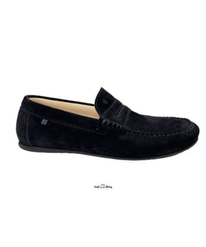 
Van Bommel 01.00
Deze mocassin is de ultieme zomerschoen en laat zien dat gekleed en casual perfect samen gaan. Zo is het klassieke donkerblauwe suède voorzien van subtiele sierstiksels en een Van Bommel tag aan de zijkant. Deze geven een speels effect aan de mocassin. Daarnaast heeft dit model een zwarte rubberen zool welke voor extra draagcomfort zorgt. Breed te combineren en ook van binnen volledig leer gevoerd.
Materiaal: suede
Zool: rubber zool
Voering: leer
Wijdte: H