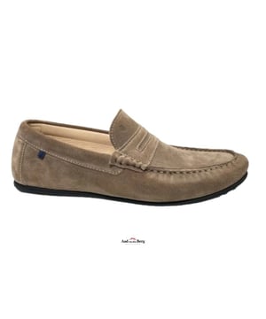 
Van Bommel Elba 01.03
De mocassin, een ultieme loafer voor de zomer, mag ook dit jaar niet ontbreken in de Van Bommel collectie. Het zandkleurige suède wordt gecombineerd met een contrasterende, zwarte rubberen zool. Dit geeft het klassieke uiterlijk van de mocassin toch een casual twist.
Materiaal: suede
Zool: rubber zool
Voering: leer
Wijdte: H