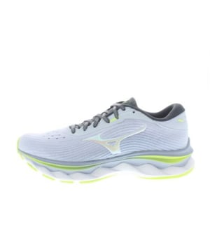 
Mizuno Enerzy dames runner, Wave Sky 5 met een dubbel dempende zool en een verlengde afwikkel-ondersteuning tot aan het grote teengewricht, met een Mizuno Enerzy super schokabsorberende tussenzool die 293% zachter en 56% veerkrachtiger is dan eerder gebruikte materialen, speciaal ontworpen voor hardlopers die het ultieme zwevende gevoel willen ervaren, en natuurlijk casual te dragen voor een sportieve look. Lichtblauw geweven materiaal waar geen leer aan te pas komt, waardoor Vegan verantwoord. Valt als een wijdte G tot H, geschikt voor de normale tot iets bredere voet. Hakhoogte 40mm. Hielheffing 15mm.