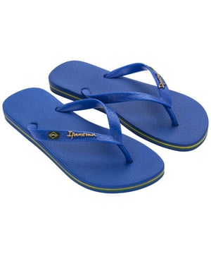 
Ipanema slippers Classic Brasil blauw heren

 De Ipanema Classic Brasil slippers voor heren zijn de perfecte mix van comfort en stijl. Deze slippers zijn perfect voor de zomer en ideaal voor op het strand, bij het zwembad of gewoon tijdens een ontspannen wandeling. Deze slipper is gemaakt van hoogwaardig kunststof, wat zorgt voor duurzaamheid en langdurig comfort. De flexibele zool zorgt voor een goede grip en ondersteuning, terwijl de zachte bovenkant van de slipper zich vormt naar de voet voor een perfecte pasvorm.

 Ipanema slippers heren

 De blauwe kleur van de Classic Brasil slipper geeft een frisse uitstraling en zorgt ervoor dat de slipper gemakkelijk te combineren is met verschillende outfits. Het iconische Ipanema logo is te vinden op de band van de slipper en voegt een vleugje stijl toe aan het ontwerp. Kortom, als u op zoek bent naar een comfortabele en stijlvolle slipper voor heren, dan zijn de Ipanema Classic Brasil
