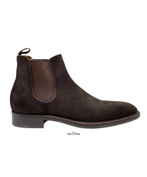 
Greve 4757.88 Piave
Wie kijkt naar de Greve Piave, krijgt een beeld van de schoenmode van vandaag en morgen. Net als bij de Magnum, wordt het loopcomfort bij de Piave geoptimaliseerd doordat de lederen zool een geïntegreerde rubber loopzool heeft en het voetbed is voorzien van een extra foambrug voor een aangename, zachte ondersteuning. De Piave is vooral herkenbaar als de Greveschoen met de wat hoger opgetrokken stormrand, wat deze modische schoen een vol en stoer accent geeft.
Materiaal: suede
Zool: rubber zool
Voering: leer