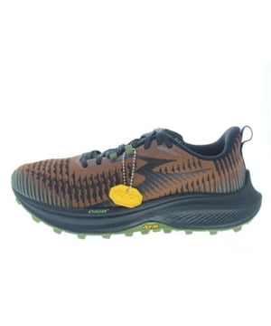 
361° (Three Sixty One degrees) trail hardloopschoen, model 361-Futura in een heren uitvoering. Gemaakt van een lichtgewicht luchtdoorlatend mesh bovenwerk. Vibram slijtzool met een trail profiel en een ENGAGE° dempende tussenzool. De 5cm hoge teensprong zorgt voor een enorm snelle afwikkeling, waardoor ook een minder buigzame grote teen (gewricht) makkelijk doorrolt. Zwart en bruin met mosgroene details. Valt tussen een wijdte G en H, geschikt voor de meeste voetmaten. Uitneembaar voetbed.
Hakhoogte 40mm.
Hielheffing 0,8mm.
