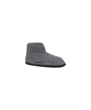 Het is Bergstein sale op V&D. Dit item nu met hoge korting in de Bergstein outlet!
De Cozy van het populaire merk Bergstein is een duurzame slof gemaakt van zuivere scheerwol. De slof heeft een wollen binnenzool. De buitenzool is vervaardigd van vilt en latex dat zorgt voor goede grip