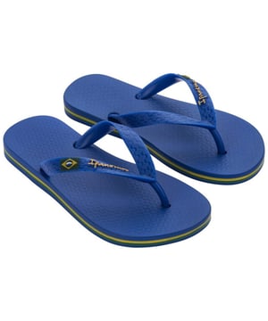 
Ipanema slippers Classic Brasil blauw jongens

 De Ipanema Classic Brasil slippers voor jongens zijn de perfecte keuze voor een comfortabele en stijlvolle zomer. Gemaakt van hoogwaardig kunststof, bieden deze slippers een uitstekende duurzaamheid en flexibiliteit voor dagelijks gebruik. De blauwe kleur geeft de slipper een frisse en levendige uitstraling die past bij elke outfit. Bovendien heeft de slipper het bekende Braziliaanse vlag ontwerp op de band, wat zorgt voor een unieke en onderscheidende look.

 Ipanema slippers jongens

 De Ipanema Classic Brasil slippers bieden ook een uitstekend comfort en ondersteuning voor de voeten van uw zoon, dankzij het zachte en ergonomische voetbed. De slippers zijn bovendien gemakkelijk aan en uit te trekken, wat ze ideaal maakt voor een snelle outfitwissel. Kortom, de Ipanema Classic Brasil slippers zijn een perfecte mix van stijl en comfort voor jongens tijdens de zomer. Ze zijn duurzaam,