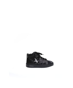 Dit item uit onze Jongensschoenen sale outlet scoor je nu extra voordelig op V&D waar het altijd HIP sale is. 
Prachtig item uit de collectie van een toppartner van V&D