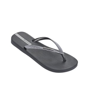 
Ipanema Lolita Kids

Super schattig en stijlvol zijn deze kleine slippertjes voor meisjes van Ipanema. De grijze slippers hebben een bandje met glitters en een Ipanema logo. Het zachte voetbed zorgt voor extra comfort. Leuk voor onder je zomer outfit! 
 
Artikel gaat per 2 maten – klik op maatinformatie voor meer info.