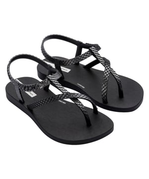 
Ipanema meisjes sandaal Clash Wish zwart

 De sandaal van Ipanema biedt ernorm veel comfort en heeft een chique uiterlijk. Het is de Ipanema Clash Wish, met de elegante straps geïnspireerd op krokodillenhuid. De brede band en het voorgevormde voetbed zorgen ervoor dat jij urenlang heerlijk op sandalen loopt. De band heeft een metallic afwerking en met het verstelbare bandje kun je de slipper zo afstellen dat hij perfect voor jouw voet is.

 Ipanema meisjes sandaal Clash Wish 

 Deze meisjes sandalen zijn gemaakt van Siliconen. Dit biedt extra stevigheid tijdens het lopen en biedt daarnaast ook veel draagcomfort tijdens het lopen.

 Handig om te weten: Materiaal: Siliconen