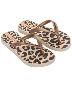 
Ipanema slippers Anatomic Lolita Kids beige meisjes

 De Ipanema Slippers Meisjes Temas Kids zijn perfect voor de zomer! Deze prachtige beige slippers zijn gemaakt van hoogwaardig kunststof, waardoor ze zowel sterk als flexibel zijn. Het materiaal is bovendien zeer licht, waardoor deze slippers uiterst comfortabel zijn om te dragen.

 Ipanema slippers meisjes

 Het unieke ontwerp van de Temas Kids slippers maakt ze de perfecte keuze voor elke jonge fashionista. De slippers zijn afgewerkt met een mooi patroon van kleurrijke motieven die geïnspireerd zijn op de Braziliaanse cultuur. De zool van de slippers is bovendien voorzien van een antislipstructuur, waardoor jouw kleine meid veilig kan lopen op elke ondergrond. Of ze nu naar het strand gaat, een dagje uit gaat met vrienden, of gewoon lekker wil relaxen in de tuin, de Ipanema Slippers Meisjes Temas Kids zijn een must-have voor elke zomeroutfit. Bestel ze vandaag nog en geef jouw