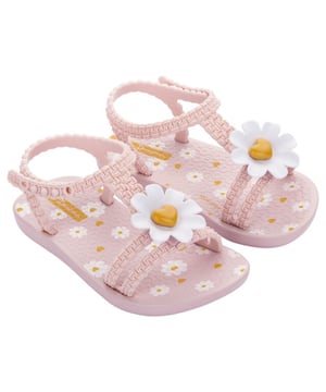 
Ipanema slippers Daisy Baby roze meisjes

 De Ipanema slippers voor meisjes zijn niet alleen super trendy, maar ook nog eens heerlijk comfortabel! Deze schattige roze slippers zijn perfect voor meisjes die graag de show stelen. De slippers zijn gemaakt van hoogwaardig kunststof, waardoor ze licht van gewicht zijn en gemakkelijk schoon te maken.

 Ipanema slippers meisjes

 Deze slippers zijn onderdeel van de Daisy Baby-collectie van Ipanema, een collectie die bekend staat om zijn kleurrijke en vrolijke ontwerpen. Met de bloemvormige details op de bandjes zijn deze slippers zeker een eye-catcher. De roze kleur past perfect bij een zomers outfit en voegt net dat extra vleugje schattigheid toe. Of je nu een dagje naar het strand gaat of gewoon lekker rondhangt in de stad, de Ipanema slippers voor meisjes zorgen voor een comfortabele pasvorm. Met de Daisy Baby slippers van Ipanema weet je zeker dat je dochter er geweldig uitziet en zich
