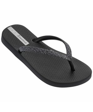 Dit artikel van Ipanema scoor je nu in de uitverkoop op V&D in onze online Ipanema outlet!
De Ipanema Anatomic Lolita Kids is de ideale teenslipper voor groeiende meidenvoeten. Het voetbed is anatomisch, waardoor je urenlang heerlijk op slippers loopt. De Lolita Kids is verkrijgbaar met en zonder strikje op de band. Dit slippertje maakt elke zomerse outfit helemaal af!