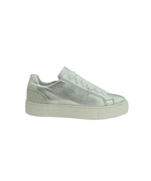 
Hip zilver metallic vetersneaker met extra ritsje aan de binnenzijde.