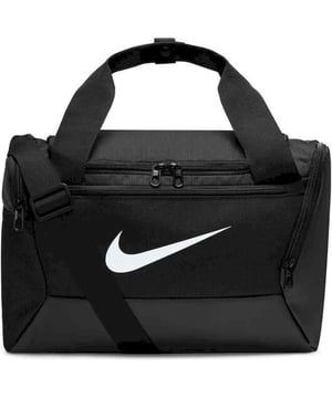 
Ben je altijd goed voorbereid. De tas is compact en functioneel, met voldoende ruimte om al je essentials georganiseerd op te bergen. Het hoofdcompartiment met rits zorgt voor veilige opslag van al je trainingsspullen, terwijl het speciale vak voor schoenen of natte kleding ervoor zorgt dat vieze schoenen gescheiden blijven van je schone gear. Daarnaast heeft de tas handige opbergvakken aan zowel de binnen- als buitenkant, zodat je al je benodigdheden makkelijk kunt vinden. De verstevigde onderkant biedt extra bescherming tegen stoten en slijtage, zodat je tas lang meegaat. Het duurzame design van de Nike Brasilia trainingstas, gemaakt met minstens 50% gerecyclede polyestervezels, maakt het een milieubewuste keuze zonder in te leveren op kwaliteit en stijl. Of je nu actief bezig bent in de sportschool of onderweg bent naar je volgende avontuur, met deze tas ben je altijd goed uitgerust. Kies voor de Nike Brasilia trainingstas en ervaar zelf het gemak en de kwaliteit van dit compacte en
