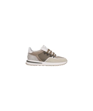
De Fatboy 57811502 is een trendy leer met nylon sneaker van het Italiaanse merk Giorgio die stijl en comfort perfect combineert. Deze luxe sneaker in zachte kleuren met subtiele accenten die een frisse touch aan het moderne ontwerp. De opvallende veterogen zorgen stoere look en een stevige en aanpasbare pasvorm, terwijl het uitneembare leren inlay de mogelijkheid biedt om de schoen aan te passen aan jouw persoonlijke voorkeur voor extra comfort. Ideaal voor zowel dagelijkse casual outfits als sportieve looks, de Rodi sneaker is een veelzijdige aanvulling op je schoenencollectie. Stap met vertrouwen de deur uit in deze fashionable en comfortabele sneaker!