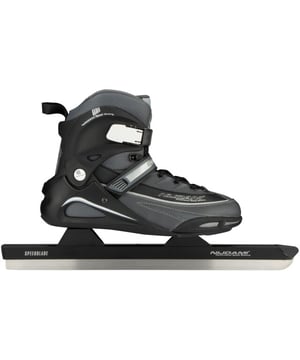 
Nijdam Softboot norenschaats

 Bijna niet aan te slepen, de schaatsen. Dit model is nieuw in onze collectie, Nijdam staat bekend om zijn goede pasvorm en stevige ondersteuning. Deze softboot behoort tot de catergorie Noren, deze softboot is geschikt voor mensen met een zwakkere enkel maar ze zijn ook uitstekend te dragen voor de neutrale schaatser. 

 Online schaatsen bestellen

 De boven schoen van de Nijdam schaatsen zijn gemaakt van polyamide. Daarnaast bieden ze anatomisch gevormd voetbed voor een optimale aansluiting. Dit model staat bekend om zijn comfortabele warme binnen schoen met Primaloft. De norenschaats heeft een 2-delige snel sluiting die makkelijk te verstellen is, een vetersluiting en wreefband met klittenbandsluiting. 

 De schaats heeft een lichtgewicht aluminium schaatsbuis met roestvrijstalen norenschaatsijzer. 

 Let op: De schaatsen zijn gebruiksklaar en reeds