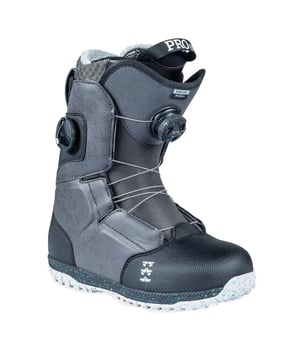 
Rome Bodega Boa Snowboardschoenen Dames Zwart

 De Bodega Boa snowboardschoenen zijn specifiek ontworpen met het vrouwelijke lichaam in gedachten. Het gestroomlijnde en vrouwelijke design zorgt niet alleen voor een verbluffende look op de piste, maar biedt ook optimale ondersteuning en pasvorm. Zeg vaarwel tegen traditionele veters en omarm het gemak van het Boa sluitsysteem. Met een simpele draai aan de knop krijg je een nauwkeurige en comfortabele pasvorm, zodat je snel de bergen kunt verkennen zonder gedoe met veters.

 Bodega Boa Snowboardschoenen

 De Bodega Boa snowboardschoenen zijn voorzien van een geavanceerde binnenvoering en demping, waardoor je de hele dag comfortabel op de piste kunt doorbrengen. De schoenen passen zich aan de contouren van je voeten aan, waardoor vermoeidheid wordt verminderd en de prestaties worden verbeterd. Gebouwd om lang mee te gaan, zijn deze snowboardschoenen gemaakt van hoogwaardige materialen die bestand