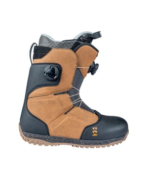 
Rome Bodega BOA Snowboardschoen 

 Ontmoet de Rome Bodega BOA Snowboardschoen - jouw ultieme metgezel voor epische snowboardavonturen! Of je nu een doorgewinterde professional bent of net begint met snowboarden, deze schoen biedt de perfecte combinatie van prestaties, comfort en stijl. Met het geavanceerde BOA-sluitsysteem is het aantrekken van je snowboardschoenen een fluitje van een cent. Draai gewoon aan de knop en voel hoe de schoen zich moeiteloos om je voet vormt, zodat je klaar bent om de hellingen te veroveren zonder gedoe met veters. Het BOA-systeem biedt niet alleen gemak, maar ook een ongeëvenaarde pasvorm, waardoor je de controle behoudt en elke beweging met vertrouwen kunt uitvoeren. De Bodega is ontworpen met oog voor comfort, met een dual-density EVA-voetbed dat schokken absorbeert en je voeten ondersteunt, zelfs tijdens lange dagen op de berg.

 Rome Bodega Boa Snowboardschoenen Bruin 

 De 3D-gevormde tong zorgt voor een