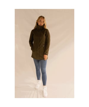 
Luhta Illoniemi Dames Tussenjas Groen

 in het ontwerpproces is speciale aandacht besteed aan functionaliteit en comfort, waardoor het product geschikt is voor zowel energieke als ontspannen activiteiten. comfortabel en functioneel softshell materiaal voor veelzijdige buitenactiviteiten. De jas is waterafstotend, winddicht en heeft een ademend vermogen.

 Luhta Illoniemi Dames Softshell Jas

 Deze heerlijke jas van Luhta is ideaal voor de herfst of een zachte winter. Het is een dunne jas met zachte fleece van binnen die je comfortabel en warm houdt. De jas heeft een aansluitende pasvorm waardoor wind geen mogelijkheid krijgt om binnen te dringen. 

 Pluspunten:

 + 8.000 mm. Waterkolom
+ 3.000 mm. Ademend vermogen
+ Afneembare capuchon
+ Verstelbare capuchon
+ Afsluitbare rits met klittenband
+ Zijzakken met ritssluiting