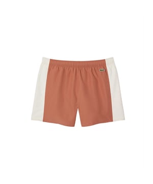 
 Kies deze Lacoste zwembroek voor een ongeëvenaarde stijl op het strand of in het zwembad. Dit item van gerecycled polyester droogt snel voor optimaal comfort. De verstelbare elastische tailleband en geïntegreerde mesh boxershort zorgen voor bewegingsvrijheid.

Tafzijde van productierestanten van gerecycled polyester
Sneldrogend
Elastische tailleband met trekkoord
Mesh voering voor extra comfort
Geborduurde krokodil op de voorkant
Polyester (100%) 