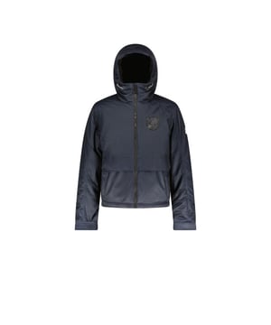 
Super Rebel Space Boys Jacket – Ski Jack voor Jongens
De Super Rebel Space Boys Jacket in Navy (120) is een technische en comfortabele keuze voor jongens die de sneeuw trotseren. Dit fleece jack biedt zowel warmte als functionaliteit voor een optimale skireis.
 
Belangrijkste Kenmerken:
    Model: Space Boys Jacket<br />    Kleur: Navy (120)<br />    Segment: Ski<br />    Doelgroep: Jongens (116-176)<br />   
Omschrijving: Dit technische fleece jack is ontworpen voor maximale prestaties en comfort. Het jack is voorzien van een sneeuwstopper, een paspocket, en reflecterende logo's voor zichtbaarheid. De poly-sleeves en dubbele zakken, zowel binnen als buiten met rits, bieden extra functionaliteit. Het jack is gemaakt van gerecycled polyester en biedt een waterdichtheid van WP 10.000 H2O met een ademend vermogen van MVP 5000g/m2/24H, wat het geschikt maakt voor diverse winterse omstandigheden.<br />   
Materiaal:<br />        Buitenkant:
