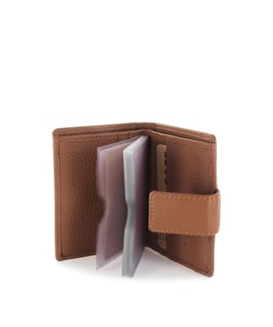 Dit hippe artikel van Dstrct vind je nu in de sale op V&D in de Dstrct outlet!
<p>Een cognac kleurige cardholder van het merk DSTRCT. De buitenzijde is gemaakt van leer en heeft op de achterkant een vakje met rits. Deze cardholder bevat aan de binnenzijde plastic vakjes waarin je pasjes kunt bewaren, ook zitten hier vakjes aan de zijkanten.</p>
