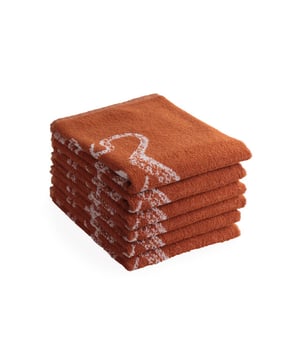 
Verrijk je keuken met deze luxe DoubleDry keukendoeken set. Deze set van zes keukendoeken in de kleuren Oceaan en Terracotta combineert functionaliteit met stijl. Gemaakt van 100% katoen, bieden deze handdoeken een hoge absorptie, waardoor je snel en efficiënt kunt afdrogen. Ze zijn niet alleen praktisch, maar ook duurzaam, waardoor ze een langdurige toevoeging aan je keuken vormen.De DoubleDry keukendoeken zijn vervaardigd uit stevig katoen van hoge kwaliteit. Dit zorgt ervoor dat ze bestand zijn tegen frequent gebruik en wasbeurten tot 60°C. De afmeting van 50x50 cm maakt ze ideaal voor diverse taken in de keuken, van het afdrogen van de vaat tot het schoonmaken van oppervlakken. Dankzij de handige ophanglus zijn ze altijd binnen handbereik. De keukendoeken zijn veelzijdig in gebruik en kunnen ook dienen als servet of voor algemene schoonmaakdoeleinden. Ze zijn BSCI- en Oekotex-gecertificeerd, wat staat voor verantwoorde productie en materialen.KleurKD oceaanMateriaalKatoenAfmeting50 x 50 cmAantal artikelen in verpakking6 stuk(s)Type keukendoekTheedoekVerpakkingsgewicht0.62 kgWasvoorschrift60 °C, normaal programma | Drogen op lage temperatuurArtikelnummer fabrikant980110Garantieperiode12 maandenPackmaat hoogte12 cmPackmaat lengte30 cmPackmaat breedte25 cmGewicht0.60 kgVerpakkingshoogte5 cmVerpakkingsbreedte20 cmVerpakkingslengte32 cm