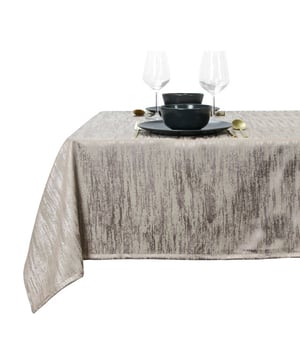 
Ben jij toe aan een nieuwe look voor je woon- of slaapkamer? Met de items van Unique Living breng je in een handomdraai extra sfeer, kleur en comfort in huis. De producten zijn geïnspireerd op de nieuwste trends en combineren tijdloos design met hoogwaardige materialen. Of je nu kiest voor een zacht plaid voor op de bank of een kussen met structuur als eyecatcher op het bed – elk item uit de collectie straalt kwaliteit en stijl uit. Veel kussenhoezen zijn voorzien van een handige blinde ritssluiting en worden geleverd inclusief binnenkussen (tenzij anders vermeld). Dankzij de stevige vulling behouden ze hun vorm en zorgen ze voor een luxe uitstraling.Waarom kiezen voor Unique Living?- Gemaakt van kwalitatieve, duurzame materialen- Verkrijgbaar in verschillende stijlen, kleuren en afmetingen- Een mooie mix van comfort en decoratieOnderhoudstipsWil je de hoezen wassen? Wij raden aan om ze binnenstebuiten te wassen met de hand of op een fijn wasprogramma van maximaal 30 graden. Zo blijven kleur en textuur mooi behouden, en geniet je nog langer van je favoriete woonaccessoires.Over Unique LivingUnique Living staat voor sfeervol wonen met een persoonlijke touch. De uitgebreide collectie bestaat uit sierkussens, plaids en tafellinnen die je eindeloos kunt combineren. Of je nu houdt van rust en eenvoud of juist van uitgesproken details: er is altijd een stijl die bij jouw interieur past. - Afmeting: 145x200 - Kleur: Taupe - Materiaal: Polyester