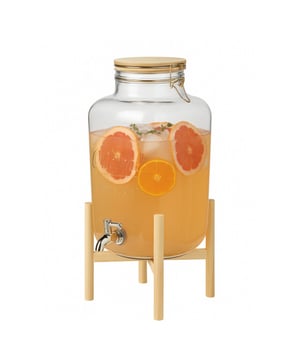 
Breng sfeer én gemak naar elk feestje met deze stijlvolle limonadedispenser van glas met tapkraan. Met een royale inhoud van 8 liter en een elegant design is deze drinkdispenser met houten standaard perfect voor zomerse dagen, tuinfeestjes, BBQ's of een brunch met vrienden. Dankzij het transparante geribbelde glas en de praktische tapkraan van metaal kan iedereen eenvoudig zijn eigen fruitwater, limonade of cocktail tappen. Vul de kan met water of frisdrank en voeg je favoriete fruit en kruiden toe – zoals schijfjes citroen, sinaasappel, munt of gember – voor een verfrissende en kleurrijke presentatie. De houten standaard zorgt ervoor dat je ook grotere glazen gemakkelijk onder de tap kunt plaatsen, en via de brede opening met goudkleurige deksel is bijvullen zo gepiept. Inhoud: 8 liter – ideaal voor feestjes en grotere gezelschappen Materiaal: dik geribbeld glas met metalen tap en houten voet Afmeting: L 26 x D 21 x H 46,5 cm Stijlvol design: past in elk interieur of buitenterras Handige tapkraan: voor zelfbediening zonder morsen Gemakkelijk te vullen & reinigen via brede opening MATERIAAL: Glas, Hout INHOUD: 8L KLEUR: Transparant glas, bruin AFMETING: L. 26 x D. 21 x H. 46,5 cm Merk: CASA DI ELTURO Materiaal: Glas Kleur: Bruin (Hout)