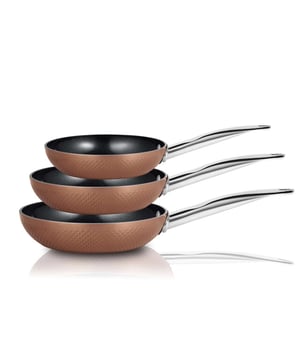 
Ontdek de veelzijdigheid en elegantie van de Buccan Cooking - Koekenpannenset, bestaande uit pannen van 20, 24 en 28 cm, ideaal voor elke culinaire uitdaging. Deze set combineert moderne esthetiek met uitzonderlijke functionaliteit.Belangrijke Kenmerken Diverse Maten: Set bestaat uit pannen van 20, 24 en 28 cm, geschikt voor alle kookbehoeften. Universeel Gebruik: Geschikt voor alle warmtebronnen, inclusief gas, elektrisch, keramiek en halogeen. Keramische Non-Stick Coating: Voorzien van een 2-laags keramische coating voor gezond en makkelijk koken. Praktisch en Veilig Handvat: Inclusief cold-touch handvatten voor veilig gebruik bij hoge temperaturen. Gelijkmatige Warmteverdeling: Ontworpen voor efficiënte en uniforme warmtespreiding. Diversiteit in Afmetingen: Voor Elke KookbehoefteDeze stijlvolle set biedt drie verschillende formaten pannen: een compacte 20 cm, een veelzijdige 24 cm en een ruime 28 cm pan. De kleinste is perfect voor solo-maaltijden of bijgerechten, de middelgrote is ideaal voor dagelijks gebruik, en de grootste pan is uitstekend voor familiegerechten of grote pannenkoeken.Geavanceerde Non-Stick Technologie: Gezond en GemakkelijkElke pan in de set is uitgerust met een 2-laags zwarte keramische non-stick coating, wat niet alleen koken makkelijker maakt, maar ook zorgt voor een veiligere, gezondere kookervaring. Deze foodgrade coating garandeert dat voedsel niet aanbakt en voedingsstoffen behouden blijven.Veelzijdig en Praktisch: Geschikt voor Alle WarmtebronnenDeze pannen zijn ontworpen om te werken met alle soorten kookplaten, inclusief gas, elektrisch, keramisch en halogeen. Het ontwerp zorgt voor een gelijkmatige warmteverdeling, wat resulteert in perfect gekookte gerechten, ongeacht de warmtebron.Eenvoudig in OnderhoudDe pannen zijn niet alleen makkelijk in gebruik dankzij hun non-stick eigenschappen, maar ook eenvoudig te reinigen. De bijgeleverde cold-touch handvatten zorgen voor veiligheid bij hoge temperaturen. Voor een langere levensduur van de pannen raden we handwas aan.KortomDe Buccan Cooking - Koekenpannenset is een onmisbare toevoeging voor zowel de amateurkok als de professional. Met zijn elegante zwart met roségouden afwerking, diverse maten, geavanceerde non-stick coating en veelzijdigheid in warmtebronnen, biedt deze pannenset een superieure kookervaring. Deze set maakt koken niet alleen een genot, maar ook een stijlvolle aangelegenheid in elke keuken. Merk: Buccan cooking Kleur: Zwart,Roségoud Stijl: Modern