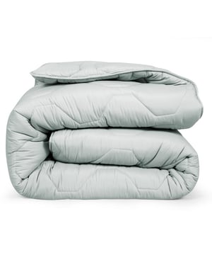 
Onder dit DoubleDry 2 in 1 dekbed val je snel in slaap!  Geen gedoe met overtrekken Koel in de zomer, warm in de winter Zacht, ademend en vochtregulerend Hypoallergeen en antibacterieel OnderhoudsvriendelijkDoubleDry 2 in 1 Dekbed  is makkelijk in gebruik en heeft een uitstekende ventilatie en vochtregulatie en neemt maar liefst 40 procent meer vocht op dan katoen! Antibacterieel, hierdoor worden de bacteriën en schimmels geweerd en behoort klam wakker worden tot de verleden tijd. De zachte Poliperkal tijk voelt uiterst zacht aan, transpiratievocht wordt afgevoerd voordat het in de vulling kan trekken. Het stiksel heeft een prachtige vorm. Het DoubleDry 2 in 1 Dekbed is een heerlijk zacht en ademend dekbed met een vulgewicht van circa 330 gram/m2. Voorzien van een zachte en comfortabele tijk. Dit dekbed heeft een warmteklasse 2 waarmee deze een verkoelende werking biedt en zeer geschikt is voor warme nachten. De vulling van het dekbed is schuifvrij gestikt. Dekbed is anti-allergisch, reukvrij en wasbaar op 40 graden. Het dekbed heeft een optimale vochtopname, waardoor deze zeer comfortabel aanvoelt. Dit dekbed geeft u direct een ontspannen nachtrust!Product specificaties:2 in 1 Dekbed Formaat 140x200 cmKleur licht grijsLet op! kussenslopen zijn los verkrijgbaar en niet inclusiefTijk schuifvrij gestiktTijk poliperkal stofVulling holle vezelsVulgewicht 330 gramWarmteklasse 2 Geschikt voor alle seizoenenWassen tot 40 graden Wasbaar in wasmachine met minimaal 5 kg inhoudDrogen op een lage temperatuurGecertificeerd door STANDARD 100 by OEKO-TEXGecertificeerd by BSCICode of conduct - Afmeting: 140x200 - Kleur: Licht Grijs - Materiaal: Microvezel